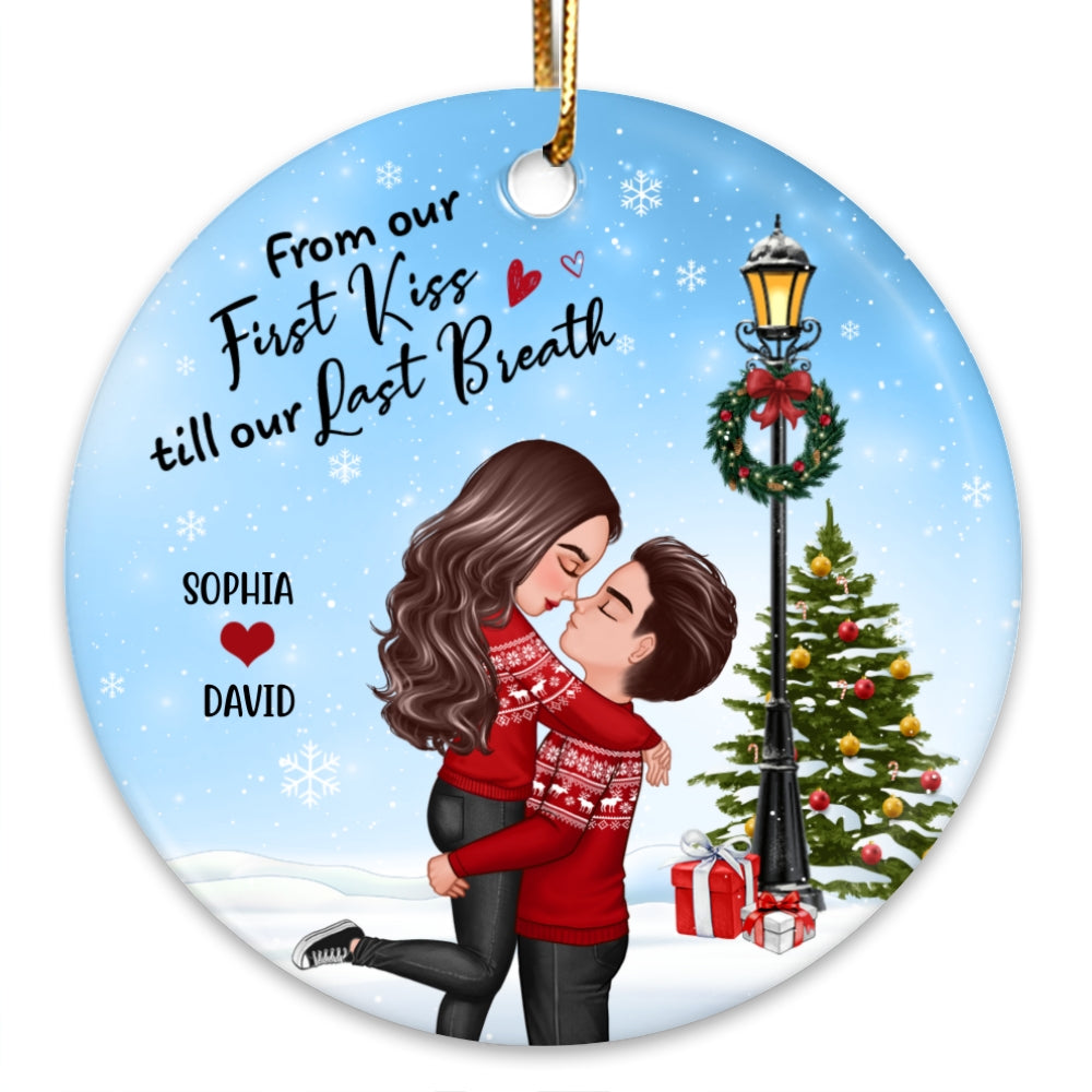 Christmas Couple Hugging Kissing Under Street Lamp Personalized Circle Ornament