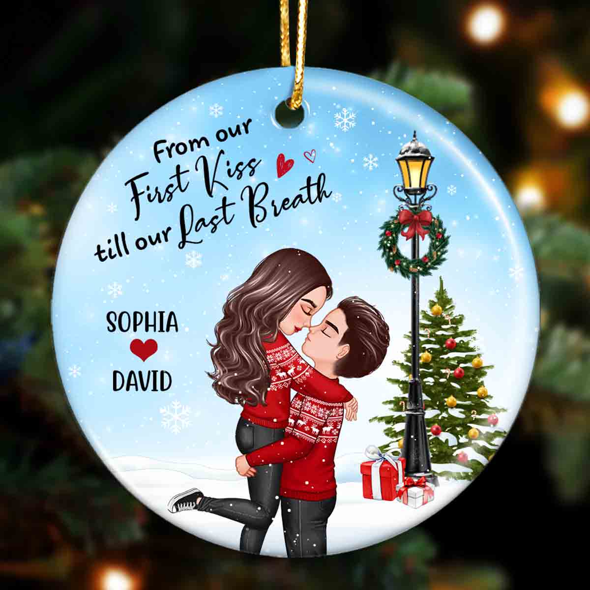Christmas Couple Hugging Kissing Under Street Lamp Personalized Circle Ornament