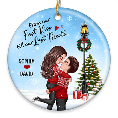 Christmas Couple Hugging Kissing Under Street Lamp Personalized Circle Ornament