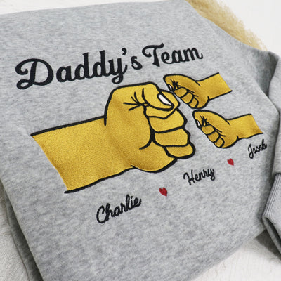 [EMBROIDERED EDITION] Daddy‘s Team Fist Bump Dad & Kids Gift For Husband Dad Grandpa Personalized Embroidered Sweatshirt