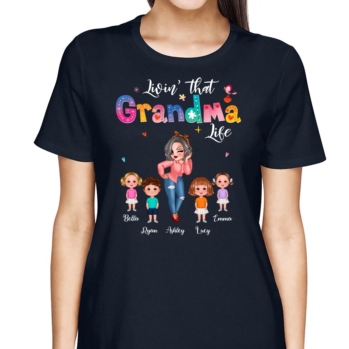 Livin‘ That Grandma Life Pretty Woman & Kids Gift For Grandma Personalized Dark Shirt