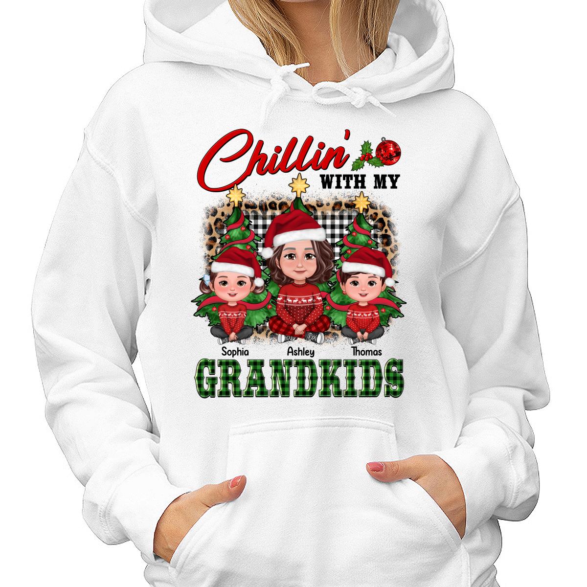 Chillin‘ With My Grandkids Crossed Legs Grandma Grandkids Personalized Shirt