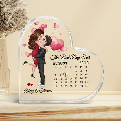 Calendar Couple Kissing Hugging Personalized Acrylic Heart Plaque - Anniversary Gift For Couple - Gift For Him Gift For Her
