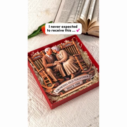 3D Effect Old Couple Sitting On Rocking Chairs Together - Personalized Wooden Plaque - Heartfelt Gift For For Her, For Wife