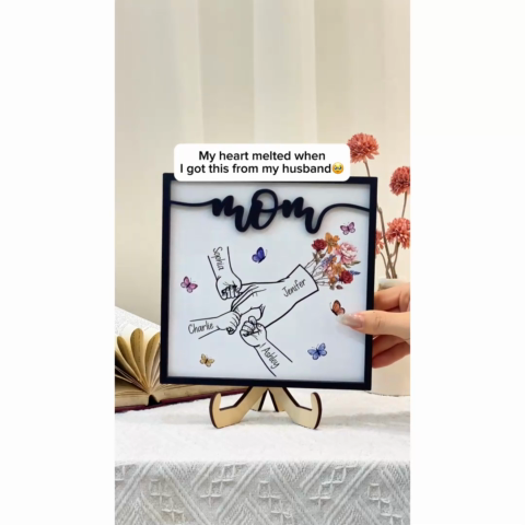 Kids Holding Mom‘s Hand Vintage Birth Month Flowers Personalized 2-Layer Wooden Plaque