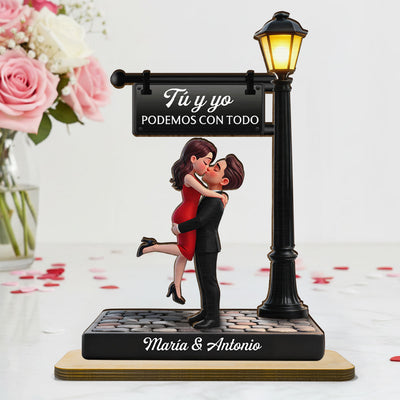 Romantic Spanish Couple Hugging Kissing Under Street Lamp Post - Personalized 2-Layered Wooden Plaque - Heartfelt Gift For Couple