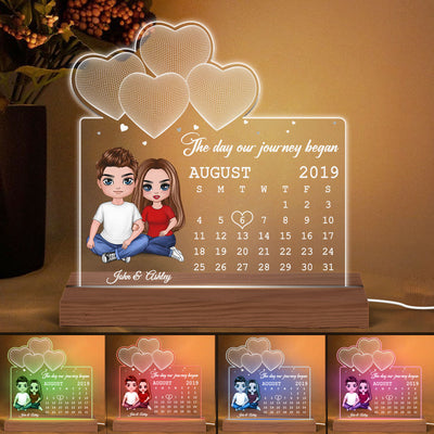 Doll Couple Embracing Sitting Under 3D Heart Anniversary Date Calendar Personalized Custom Shape Acrylic Plaque With LED Night Light - Anniversary Gift For Couple - Gift For Him Gift For Her