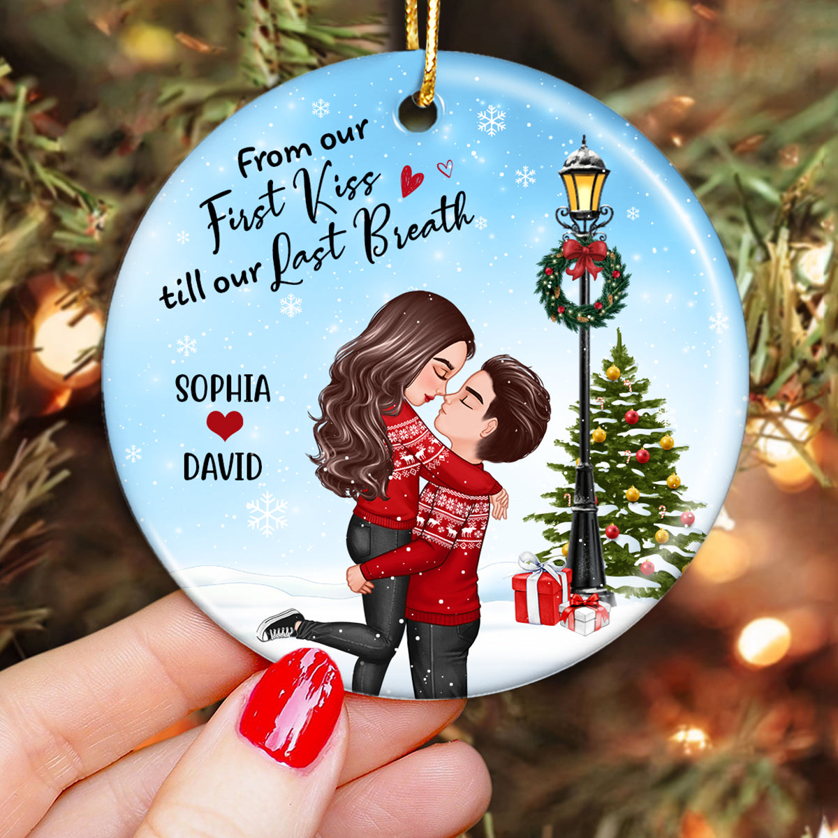 Christmas Couple Hugging Kissing Under Street Lamp Personalized Circle Ornament